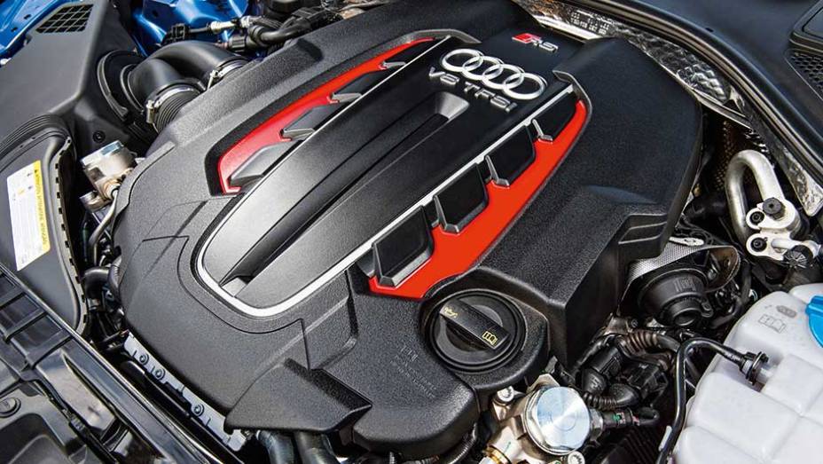 Motor 4.0 V8 biturbo também equipa a perua RS 6 | <a href="https://preprod.quatrorodas.abril.com.br/carros/testes/audi-rs-7-880560.shtml" target="_blank" rel="migration">Leia mais</a>