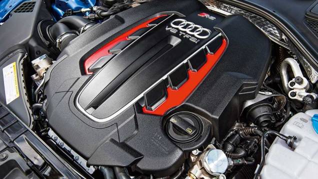 Motor 4.0 V8 biturbo também equipa a perua RS 6 | <a href="https://preprod.quatrorodas.abril.com.br/carros/testes/audi-rs-7-880560.shtml" target="_blank" rel="migration">Leia mais</a> Motor 4.0 V8 biturbo também equipa a perua RS 6 | <a href="https://preprod.quatrorodas.abril.com.br/carros/testes/audi-rs-7-880560.shtml" target="_blank" rel="migration">Leia mais</a>