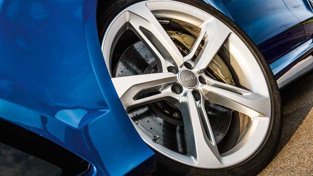 Enormes, as rodas de liga leve têm 21 polegadas | <a href="https://preprod.quatrorodas.abril.com.br/carros/testes/audi-rs-7-880560.shtml" target="_blank" rel="migration">Leia mais</a> Enormes, as rodas de liga leve têm 21 polegadas | <a href="https://preprod.quatrorodas.abril.com.br/carros/testes/audi-rs-7-880560.shtml" target="_blank" rel="migration">Leia mais</a>