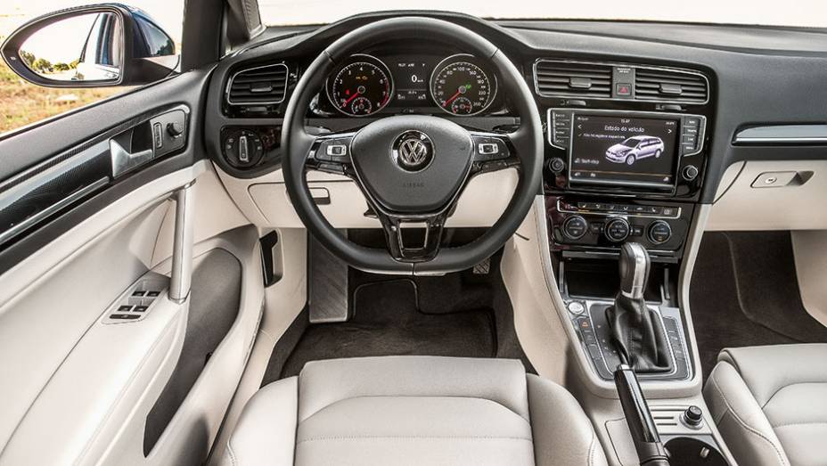 O painel &eacute; id&ecirc;ntico ao do Golf | <a href="https://preprod.quatrorodas.abril.com.br/carros/testes/vw-golf-variant-874942.shtml" target="_blank" rel="migration">Leia mais</a>