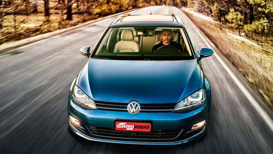 Logotipo da VW rouba a cena na dianteira | <a href="https://preprod.quatrorodas.abril.com.br/carros/testes/vw-golf-variant-874942.shtml" target="_blank" rel="migration">Leia mais</a>