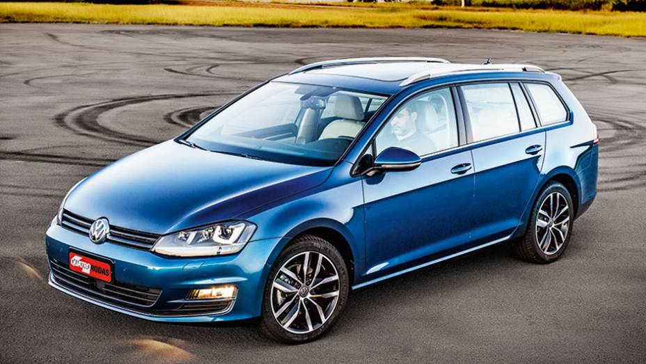 Rodas aro 17 s&atilde;o de s&eacute;rie na vers&atilde;o Highline | <a href="https://preprod.quatrorodas.abril.com.br/carros/testes/vw-golf-variant-874942.shtml" target="_blank" rel="migration">Leia mais</a>