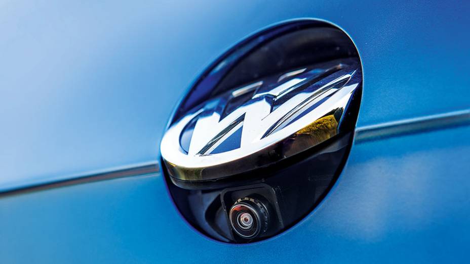 C&acirc;mera de r&eacute; fica embutida atr&aacute;s do s&iacute;mbolo VW | <a href="https://preprod.quatrorodas.abril.com.br/carros/testes/vw-golf-variant-874942.shtml" target="_blank" rel="migration">Leia mais</a>