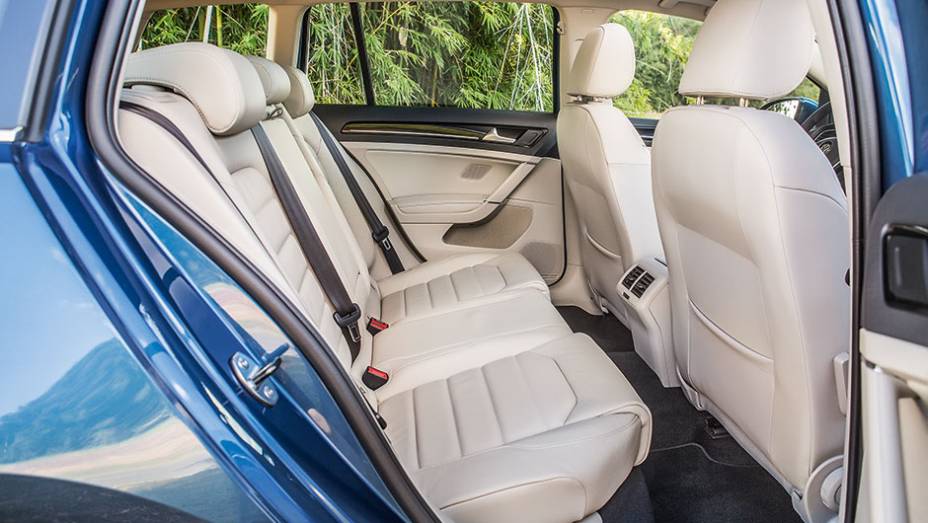H&aacute; cintos de tr&ecirc;s pontos para todos ocupantes | <a href="https://preprod.quatrorodas.abril.com.br/carros/testes/vw-golf-variant-874942.shtml" target="_blank" rel="migration">Leia mais</a>