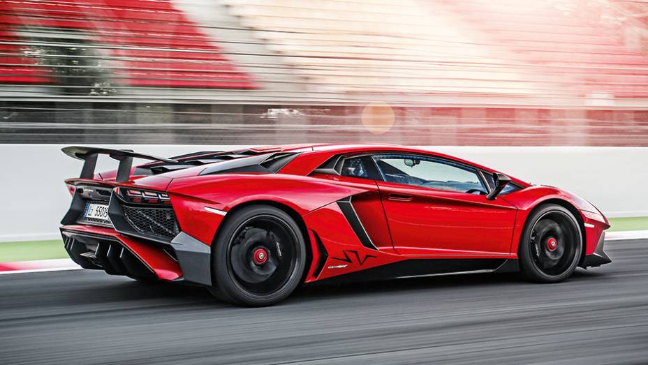 Tração 4x4, variando de 70% a 90% na traseira | <a href="https://preprod.quatrorodas.abril.com.br/carros/impressoes/lamborghini-aventador-lp-750-4-sv-887440.shtml" target="_blank" rel="migration">Leia mais</a>