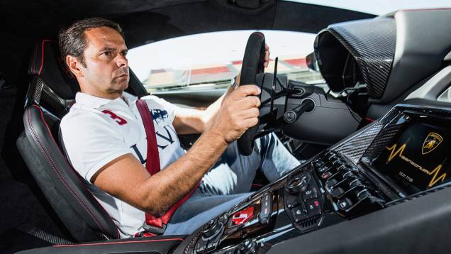Direção pode variar o número de voltas | <a href="https://preprod.quatrorodas.abril.com.br/carros/impressoes/lamborghini-aventador-lp-750-4-sv-887440.shtml" target="_blank" rel="migration">Leia mais</a> Direção pode variar o número de voltas | <a href="https://preprod.quatrorodas.abril.com.br/carros/impressoes/lamborghini-aventador-lp-750-4-sv-887440.shtml" target="_blank" rel="migration">Leia mais</a>