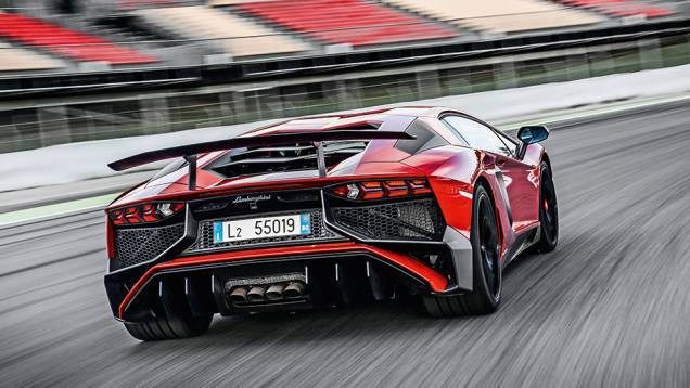 Asa traseira ajustável na mão | <a href="https://preprod.quatrorodas.abril.com.br/carros/impressoes/lamborghini-aventador-lp-750-4-sv-887440.shtml" target="_blank" rel="migration">Leia mais</a> Asa traseira ajustável na mão | <a href="https://preprod.quatrorodas.abril.com.br/carros/impressoes/lamborghini-aventador-lp-750-4-sv-887440.shtml" target="_blank" rel="migration">Leia mais</a>