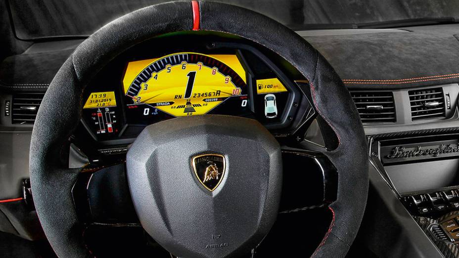 O conta-giros domina o painel | <a href="https://preprod.quatrorodas.abril.com.br/carros/impressoes/lamborghini-aventador-lp-750-4-sv-887440.shtml" target="_blank" rel="migration">Leia mais</a>