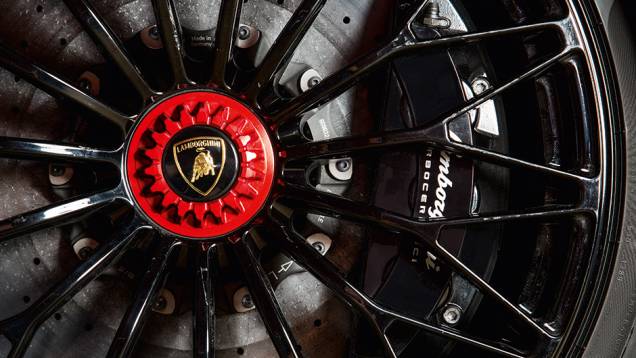 Rodas têm parafuso único e raios finos para poupar peso | <a href="https://preprod.quatrorodas.abril.com.br/carros/impressoes/lamborghini-aventador-lp-750-4-sv-887440.shtml" target="_blank" rel="migration">Leia mais</a> Rodas têm parafuso único e raios finos para poupar peso | <a href="https://preprod.quatrorodas.abril.com.br/carros/impressoes/lamborghini-aventador-lp-750-4-sv-887440.shtml" target="_blank" rel="migration">Leia mais</a>