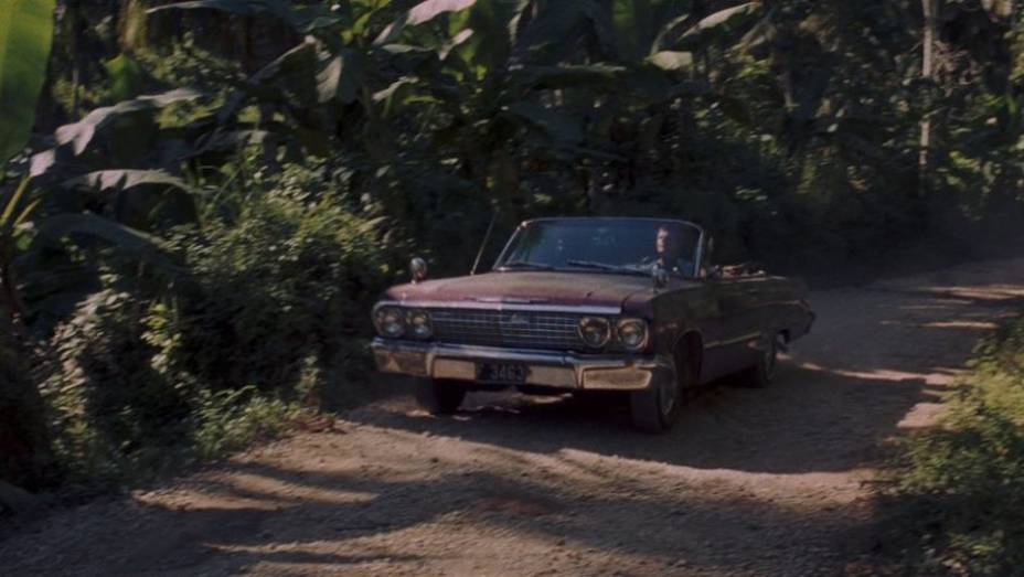 1973: Um belo Chevrolet Impala conversível é o parceiro do espião, agora interpretado por Roger Moore, em "Com 007, viva e deixe morrer". | <a href="%20https://preprod.quatrorodas.abril.com.br/blogs/planeta-carro/2012/11/07/licenca-para-acelerar/" rel="migration">Leia mais</a>