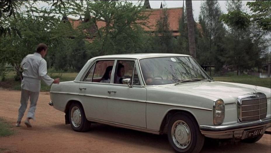 1975: Sabia que James Bond já teve um carro da Mercedes? É o W 115, que pode ser visto em "007 contra o homem com a pistola de ouro". | <a href="%20https://preprod.quatrorodas.abril.com.br/blogs/planeta-carro/2012/11/07/licenca-para-acelerar/" rel="migration">Leia mais</a>