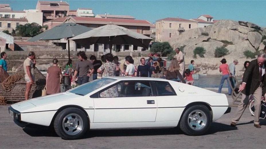 1977: Em "007 - O espião que me amava", o agente esquece os modelos de luxo e mergulha nos esportivos, usando um Lotus Esprit... | <a href="%20https://preprod.quatrorodas.abril.com.br/blogs/planeta-carro/2012/11/07/licenca-para-acelerar/" rel="migration">Leia mais</a>