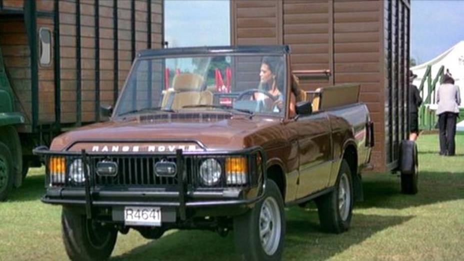 1983: Eis um modelo que, a primeira vista, não tem muito a ver com James Bond, mas foi usado em "007 contra Octopussy": o Range Rover Classic Convertible. | <a href="%20https://preprod.quatrorodas.abril.com.br/blogs/planeta-carro/2012/11/07/licenca-para-acelerar/" rel="migration">L</a>