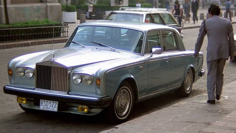 1989: Mas o 007 ainda teve tempo para usufruir de seu Rolls-Royce Silver Shadow. | <a href="https://preprod.quatrorodas.abril.com.br/blogs/planeta-carro/2012/11/07/licenca-para-acelerar/" rel="migration">Leia mais</a>