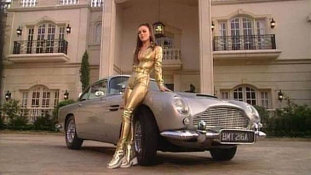 1995: Após seis anos sem filmes, a franquia retomou o ritmo com "007 contra GoldenEye", agora com Pierce Brosnan. O clássico DB5 voltou à tona. | <a href="%20https://preprod.quatrorodas.abril.com.br/blogs/planeta-carro/2012/11/07/licenca-para-acelerar/" rel="migration">Leia mais</a> 1995: Após seis anos sem filmes, a franquia retomou o ritmo com "007 contra GoldenEye", agora com Pierce Brosnan. O clássico DB5 voltou à tona. | <a href="%20https://preprod.quatrorodas.abril.com.br/blogs/planeta-carro/2012/11/07/licenca-para-acelerar/" rel="migration">Leia mais</a>