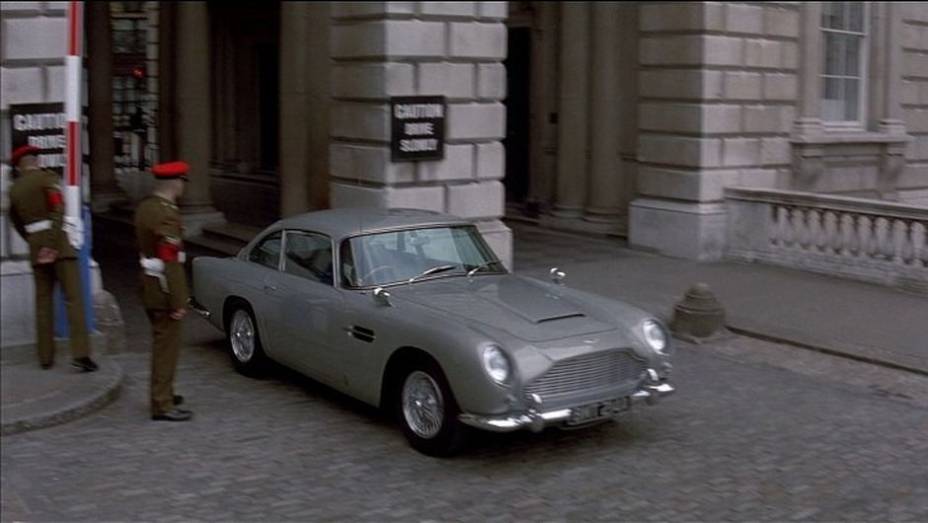 1997: Em "007 - O amanhã nunca morre", a receita foi mantida, com o reaproveitamento do Aston Martin DB5 . | <a href="%20https://preprod.quatrorodas.abril.com.br/blogs/planeta-carro/2012/11/07/licenca-para-acelerar/" rel="migration">Leia mais</a>