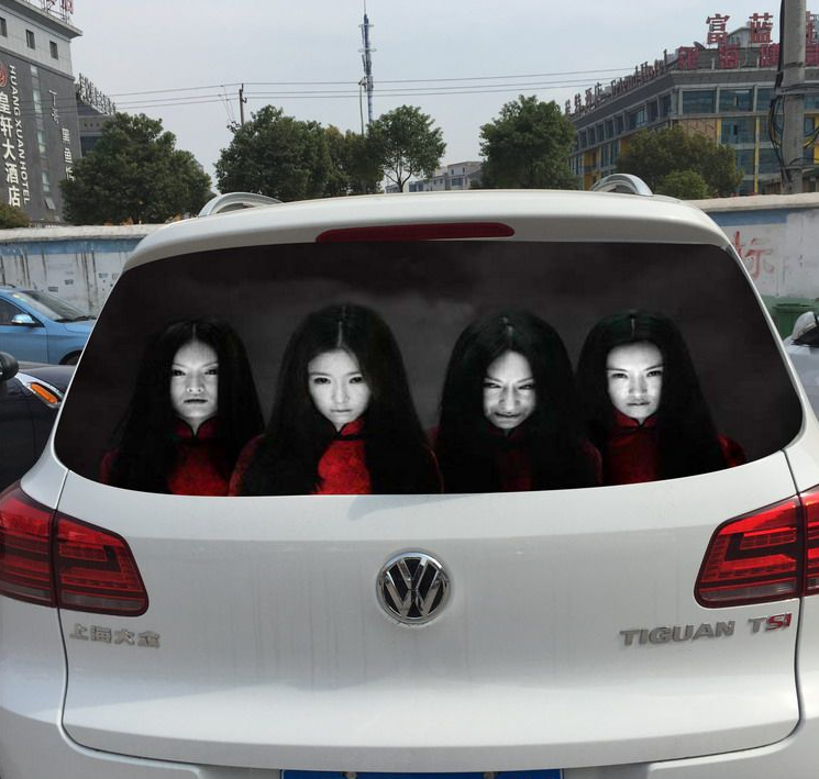 O método mais bizarro para desencorajar o uso do farol alto