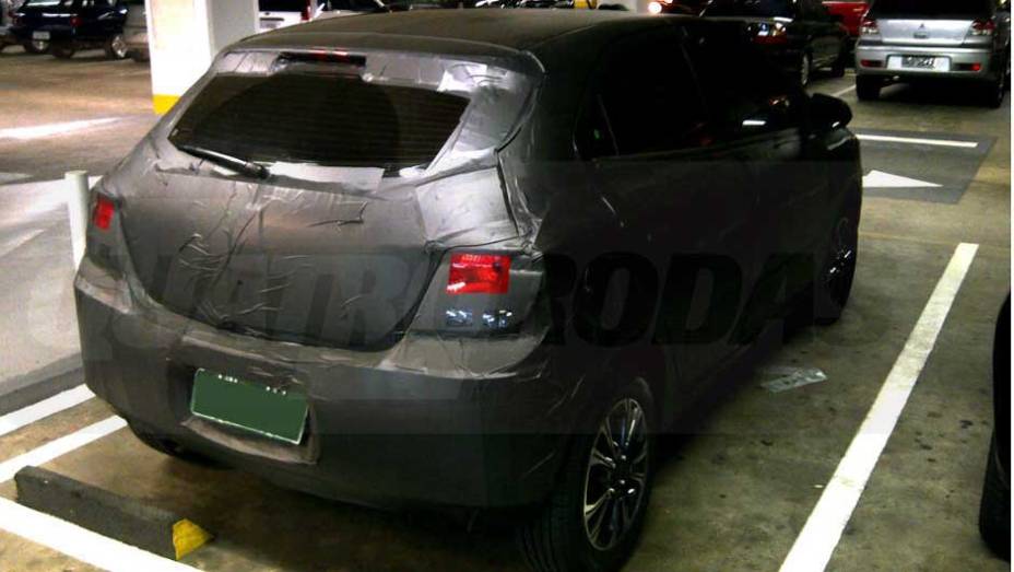 Flagrado em um estacionamento, o &Ocirc;nix (nome do projeto que deve ser mantido) guarda muitas semelhan&ccedil;as com o Gol | <a href="https://preprod.quatrorodas.abril.com.br/noticias/segredo/vergonha-chevrolet-onix-desfila-pelas-ruas-699110.shtml" rel="migration">Leia mais</a>