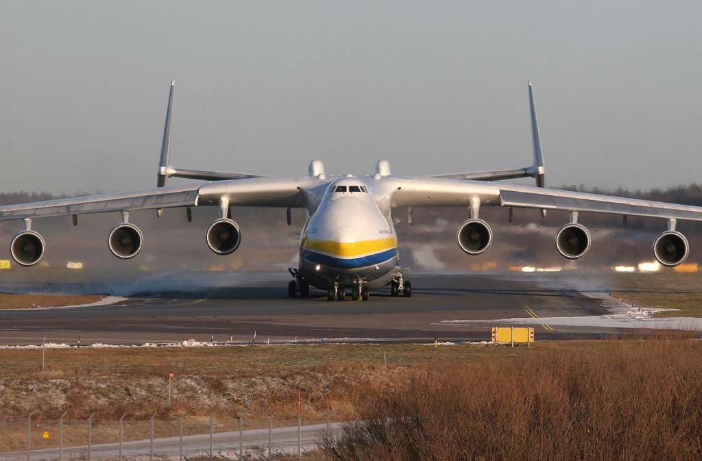 Antonov 225 Já imaginou ter de parar um Antonov 225 sem freios ABS?