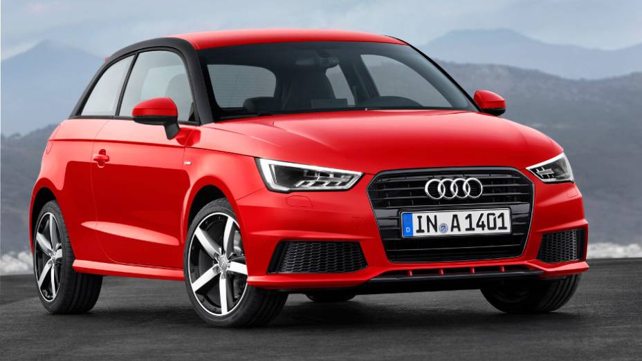 Modelo ganhou novos faróis e grade frontal remodelada | <a href="https://preprod.quatrorodas.abril.com.br/noticias/fabricantes/audi-revela-facelift-a1-sport-sportback-819537.shtml" rel="migration">Leia mais</a>