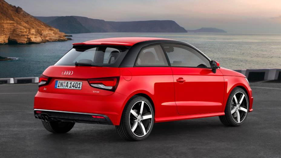 Spoiler agora segue a cor da carroceria, enquanto as lanternas são filetadas | <a href="https://preprod.quatrorodas.abril.com.br/noticias/fabricantes/audi-revela-facelift-a1-sport-sportback-819537.shtml" rel="migration">Leia mais</a>