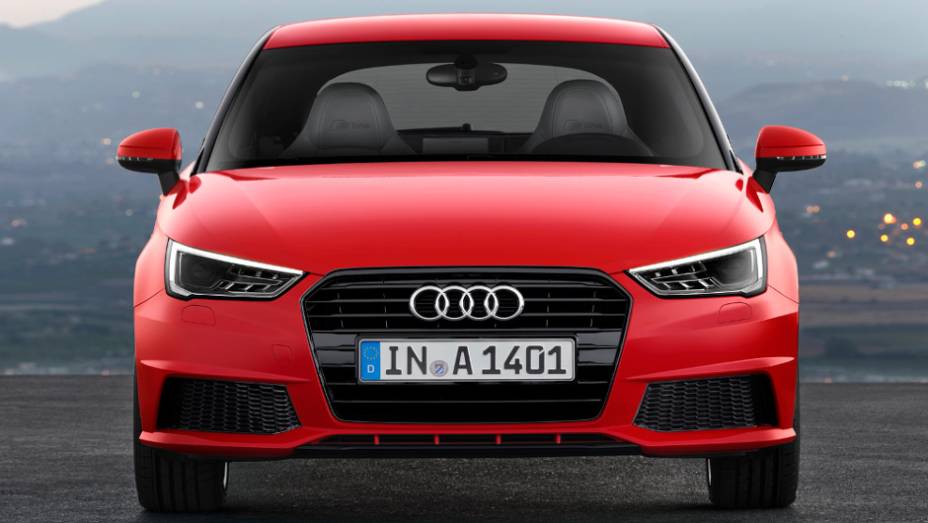 Modelo Sport conta com teto e retrovisores com pintura na cor da carroceria | <a href="https://preprod.quatrorodas.abril.com.br/noticias/fabricantes/audi-revela-facelift-a1-sport-sportback-819537.shtml" rel="migration">Leia mais</a>