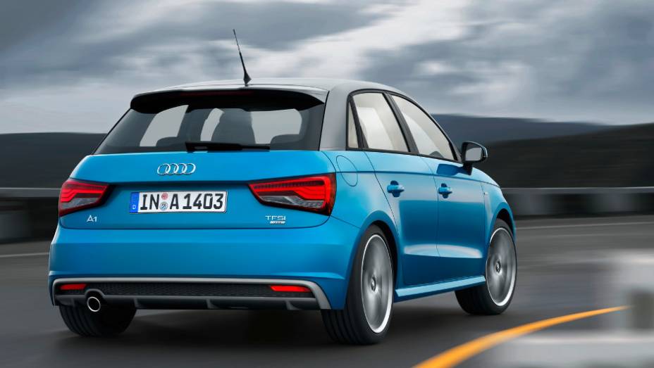 Sportback, com cinco portas, mantém o spoiler e o teto contrastante na cor cinza | <a href="https://preprod.quatrorodas.abril.com.br/noticias/fabricantes/audi-revela-facelift-a1-sport-sportback-819537.shtml" rel="migration">Leia mais</a>