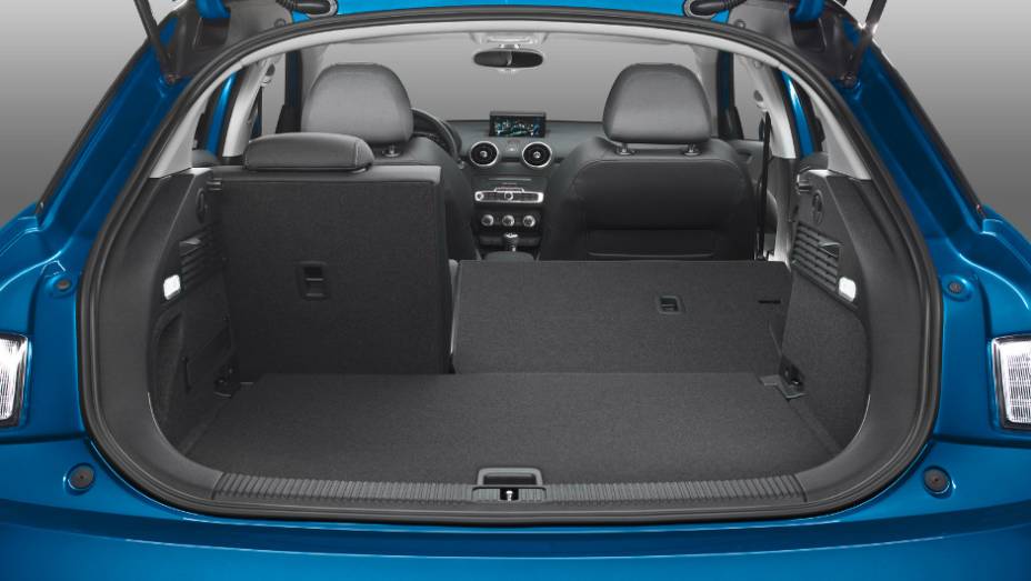 Sportback conta com amplo porta-malas e o espa&ccedil;o ainda pode ser aumentado com bancos rebatidos | <a href="https://preprod.quatrorodas.abril.com.br/noticias/fabricantes/audi-revela-facelift-a1-sport-sportback-819537.shtml" rel="migration">Leia mais</a>