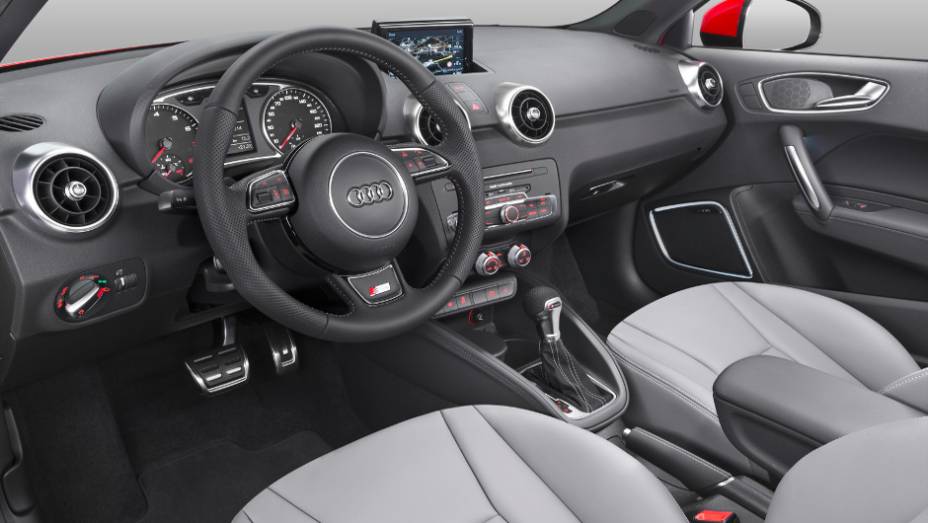 Cabine traz bancos em couro na cor cinza; Modelos est&atilde;o a venda na Alemanha, a partir de 19.200 euros | <a href="https://preprod.quatrorodas.abril.com.br/noticias/fabricantes/audi-revela-facelift-a1-sport-sportback-819537.shtml" rel="migration">Leia mais</a>