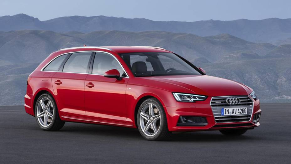 Carro ganhou discreta reestilização com nova grade e faróis dianteiros | <a href="https://preprod.quatrorodas.abril.com.br/noticias/fabricantes/audi-revela-novo-a4-882500.shtml" rel="migration">Leia mais</a>