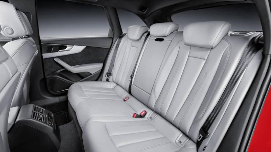Na parte de tr&aacute;s, o entre-eixos maior do carro aumentou em 23 mm o espa&ccedil;o para as pernas dos passageiros | <a href="https://preprod.quatrorodas.abril.com.br/noticias/fabricantes/audi-revela-novo-a4-882500.shtml" rel="migration">Leia mais</a>