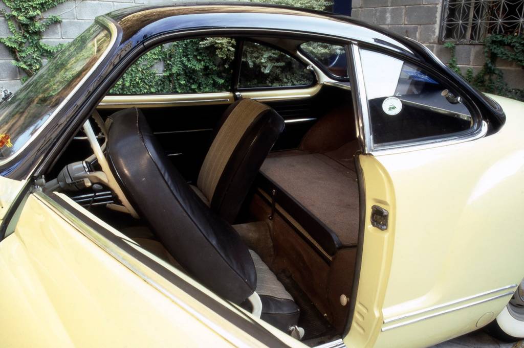 Karmann Ghia Atrás do encosto dos bancos cabiam alguns volumes - e, na época, duas crianças