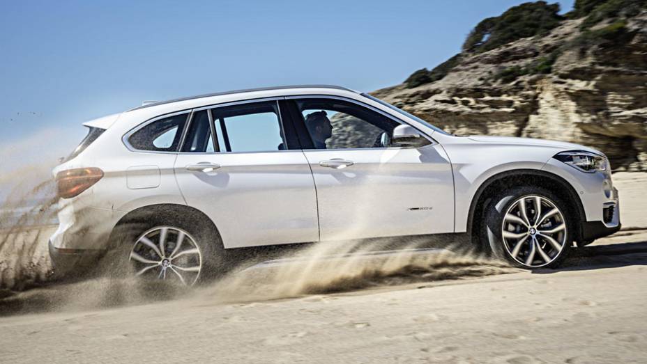 Crossover tem como maior novidade a tração dianteira inédita neste tipo de veículo para a BMW | <a href="https://preprod.quatrorodas.abril.com.br/noticias/fabricantes/bmw-lanca-x1-2016-872821.shtml" rel="migration">Leia mais</a>