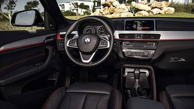 Interior foi atualizado e ganhou heads-up display e acabamento em alumínio, preto brilhante ou madeira, dependendo da versão | <a href="https://preprod.quatrorodas.abril.com.br/noticias/fabricantes/bmw-lanca-x1-2016-872821.shtml" rel="migration">Leia mais</a> Interior foi atualizado e ganhou heads-up display e acabamento em alumínio, preto brilhante ou madeira, dependendo da versão | <a href="https://preprod.quatrorodas.abril.com.br/noticias/fabricantes/bmw-lanca-x1-2016-872821.shtml" rel="migration">Leia mais</a>