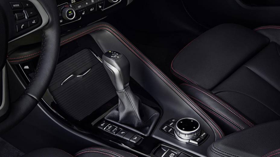 Transmissão é manual de seis marchas ou Steptronic de oito velocidades | <a href="https://preprod.quatrorodas.abril.com.br/noticias/fabricantes/bmw-lanca-x1-2016-872821.shtml" rel="migration">Leia mais</a>
