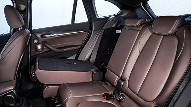Bancos esportivos com estofamento de tecido ou Alcântara dependendo da versão | <a href="https://preprod.quatrorodas.abril.com.br/noticias/fabricantes/bmw-lanca-x1-2016-872821.shtml" rel="migration">Leia mais</a> Bancos esportivos com estofamento de tecido ou Alcântara dependendo da versão | <a href="https://preprod.quatrorodas.abril.com.br/noticias/fabricantes/bmw-lanca-x1-2016-872821.shtml" rel="migration">Leia mais</a>