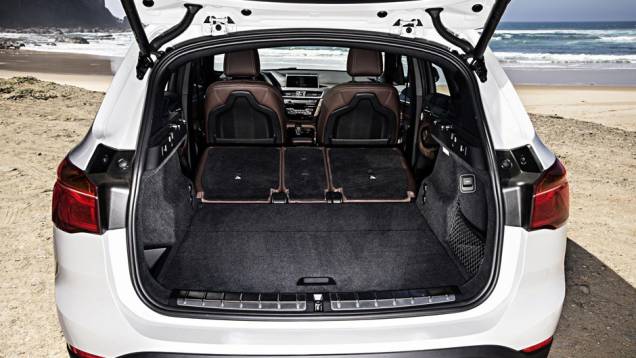 Porta-malas tem amplo espaço para transporte de carga | <a href="https://preprod.quatrorodas.abril.com.br/noticias/fabricantes/bmw-lanca-x1-2016-872821.shtml" rel="migration">Leia mais</a> Porta-malas tem amplo espaço para transporte de carga | <a href="https://preprod.quatrorodas.abril.com.br/noticias/fabricantes/bmw-lanca-x1-2016-872821.shtml" rel="migration">Leia mais</a>