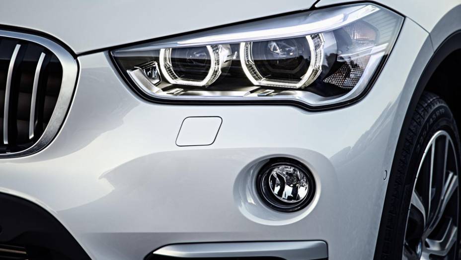 Luzes de LED e xenôn e para-choque repaginado na X1 2016 | <a href="https://preprod.quatrorodas.abril.com.br/noticias/fabricantes/bmw-lanca-x1-2016-872821.shtml" rel="migration">Leia mais</a>