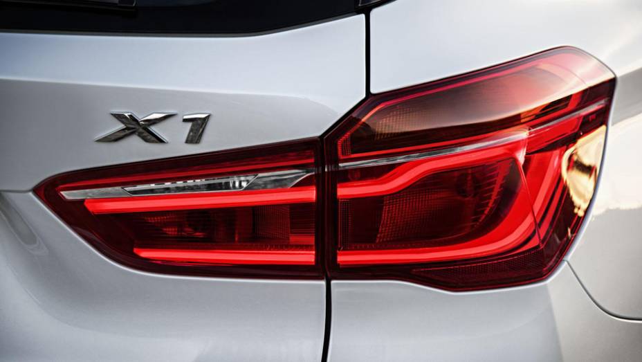 Na traseira lanternas também ganham novo desenho | <a href="https://preprod.quatrorodas.abril.com.br/noticias/fabricantes/bmw-lanca-x1-2016-872821.shtml" rel="migration">Leia mais</a>