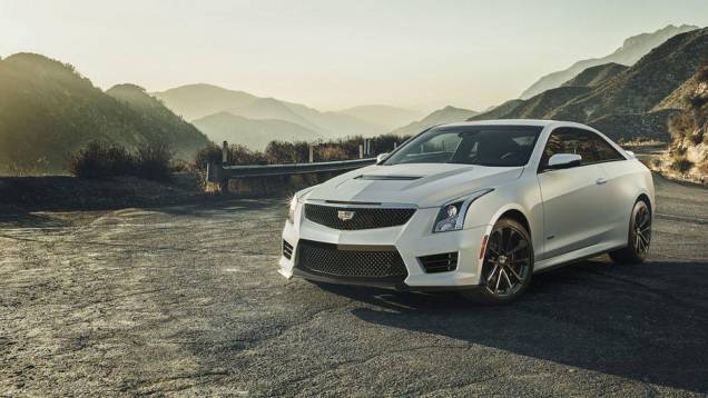 Carro é equipado com motor é V6 3.6 litros | <a href="/noticias/fabricantes/cadillac-lanca-ats-v-2016-cupe-seda-los-angeles-816154.shtml" rel="migration">Leia mais</a> Carro é equipado com motor é V6 3.6 litros | <a href="/noticias/fabricantes/cadillac-lanca-ats-v-2016-cupe-seda-los-angeles-816154.shtml" rel="migration">Leia mais</a>