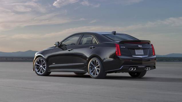 Perfil esportivo e desenho inconfundível da Cadillac no ATS-V | <a href="/noticias/fabricantes/cadillac-lanca-ats-v-2016-cupe-seda-los-angeles-816154.shtml" rel="migration">Leia mais</a> Perfil esportivo e desenho inconfundível da Cadillac no ATS-V | <a href="/noticias/fabricantes/cadillac-lanca-ats-v-2016-cupe-seda-los-angeles-816154.shtml" rel="migration">Leia mais</a>
