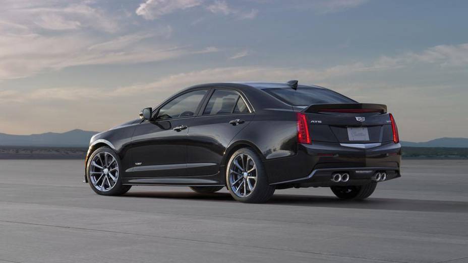 Perfil esportivo e desenho inconfund&iacute;vel da Cadillac no ATS-V | <a href="/noticias/fabricantes/cadillac-lanca-ats-v-2016-cupe-seda-los-angeles-816154.shtml" rel="migration">Leia mais</a>