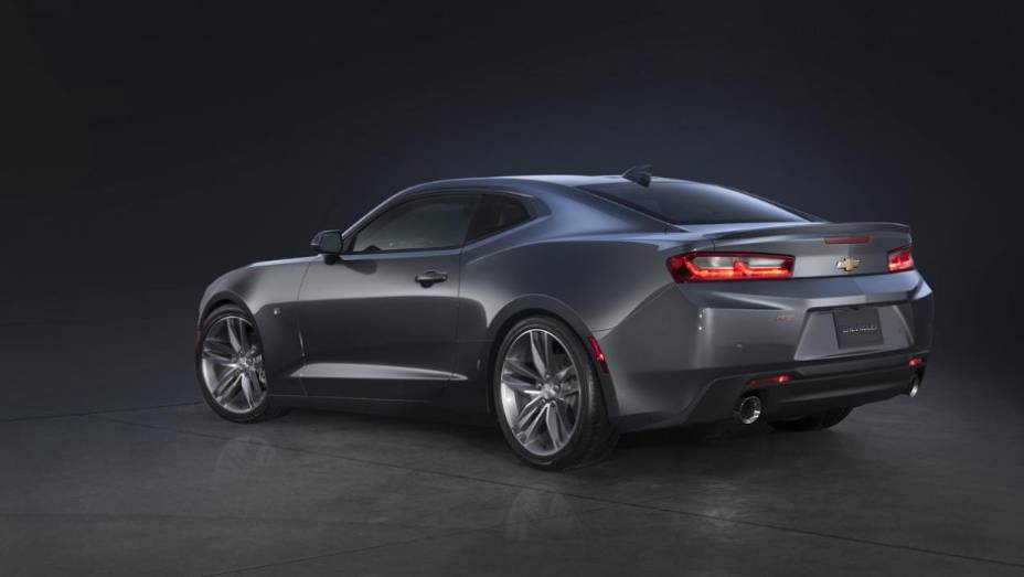 Versão LT traz motor turbo 2.0 de 275 cv e transmissão manual de seis marchas ou automática de oito velocidades | <a href="https://preprod.quatrorodas.abril.com.br/noticias/fabricantes/chevrolet-mostra-camaro-2016-865740.shtml" rel="migration">Leia mais</a>