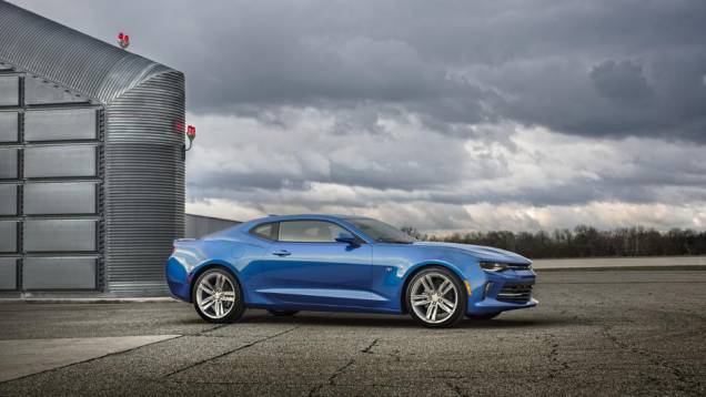 Marca também oferece versão intermediária RS com bloco V6 3.6 litros de 335 cv | <a href="https://preprod.quatrorodas.abril.com.br/noticias/fabricantes/chevrolet-mostra-camaro-2016-865740.shtml" rel="migration">Leia mais</a> Marca também oferece versão intermediária RS com bloco V6 3.6 litros de 335 cv | <a href="https://preprod.quatrorodas.abril.com.br/noticias/fabricantes/chevrolet-mostra-camaro-2016-865740.shtml" rel="migration">Leia mais</a>