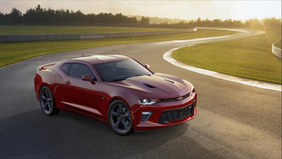 SS, topo de linha, entrega 455 cv no bloco V8 6.2 litros | <a href="https://preprod.quatrorodas.abril.com.br/noticias/fabricantes/chevrolet-mostra-camaro-2016-865740.shtml" rel="migration">Leia mais</a>