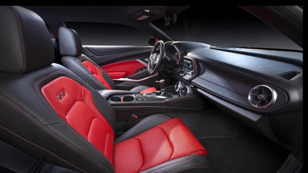 Interior apresenta bancos esportivos em couro com costura contrastante, que também se estende para os painéis de portas e console | <a href="https://preprod.quatrorodas.abril.com.br/noticias/fabricantes/chevrolet-mostra-camaro-2016-865740.shtml" rel="migration">Leia mais</a> Interior apresenta bancos esportivos em couro com costura contrastante, que também se estende para os painéis de portas e console | <a href="https://preprod.quatrorodas.abril.com.br/noticias/fabricantes/chevrolet-mostra-camaro-2016-865740.shtml" rel="migration">Leia mais</a>