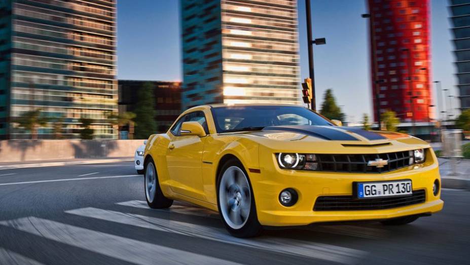 Carro ganhou espelhos retrovisores maiores | <a href="https://preprod.quatrorodas.abril.com.br/noticias/chevrolet-camaro-chega-europa-305036_p.shtml" rel="migration">Leia mais</a>