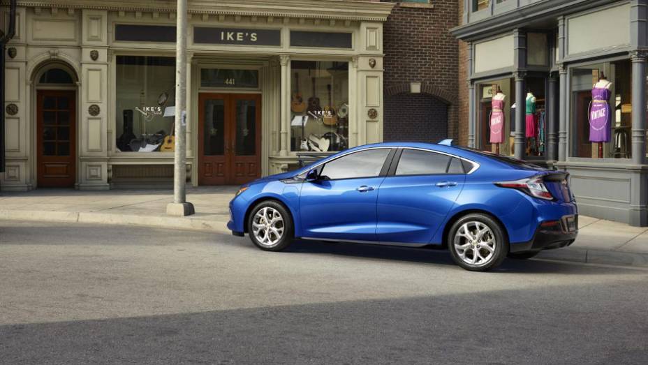 Com um powertrain mais leve, modelo atual é 12% mais eficiente do que o antecessor | <a href="https://preprod.quatrorodas.abril.com.br/noticias/saloes/detroit-2015/chevrolet-mostra-volt-2016-salao-detroit-824360.shtml" rel="migration">Leia mais</a>