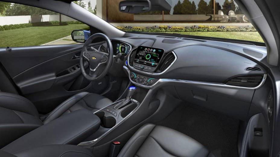 Nova configuração da cabine com bancos maiores e acolchoados oferece espaço para quatro pessoas | <a href="https://preprod.quatrorodas.abril.com.br/noticias/saloes/detroit-2015/chevrolet-mostra-volt-2016-salao-detroit-824360.shtml" rel="migration">Leia mais</a>