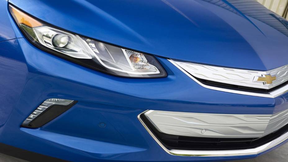 Detalhe da nova frente do Chrevrolet Volt 2016, com grade cromada e faróis maiores | <a href="https://preprod.quatrorodas.abril.com.br/noticias/saloes/detroit-2015/chevrolet-mostra-volt-2016-salao-detroit-824360.shtml" rel="migration">Leia mais</a>